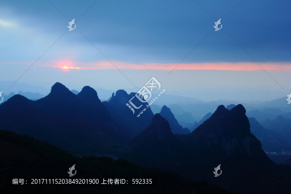群山晚霞