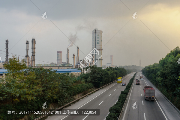 化工廠鍋爐煙囪,高速公路車流