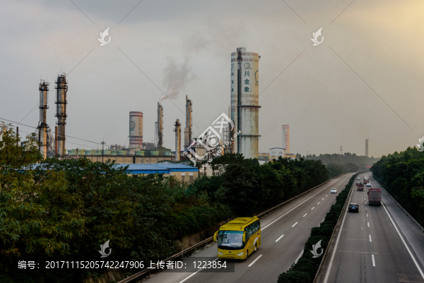 化工廠鍋爐煙囪,高速公路車流