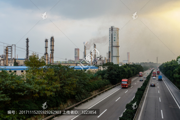 化工廠鍋爐煙囪,高速公路車流