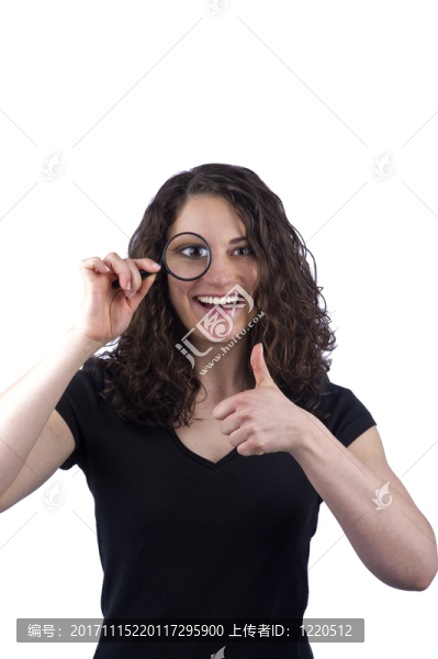 女人用放大鏡在臉前