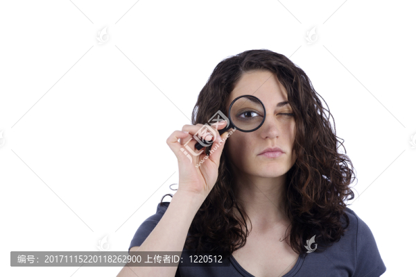 女人用放大鏡在臉前