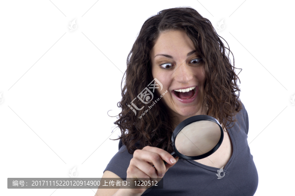 女人用放大鏡在臉前