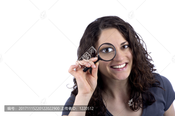 女人用放大鏡在臉前