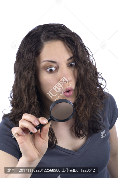 女人用放大鏡在臉前