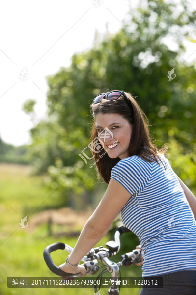 年輕女子騎著一輛自行車