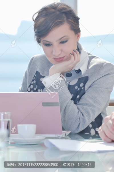 女人