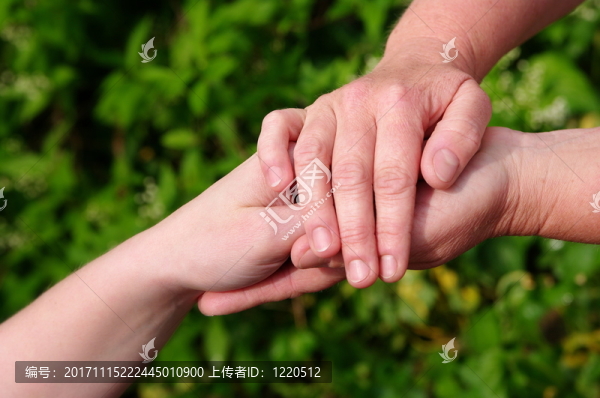 雙手抱著對方，給予愛和感覺