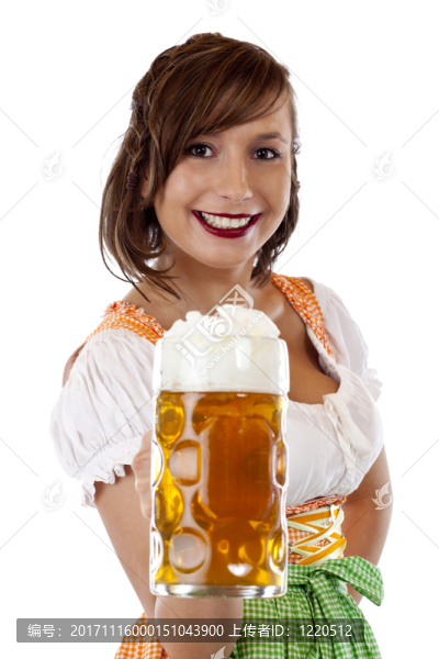 漂亮的女人在連衣裙笑，并保持oktoberfest啤酒masskrug