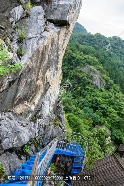 懸崖峭壁上的窄小棧道