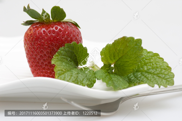 在板上的草莓