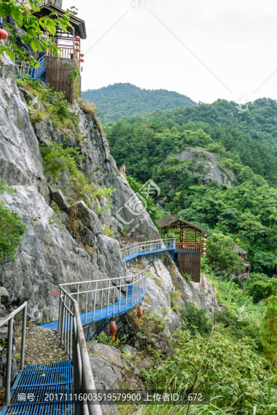 峭壁上的窄小棧道