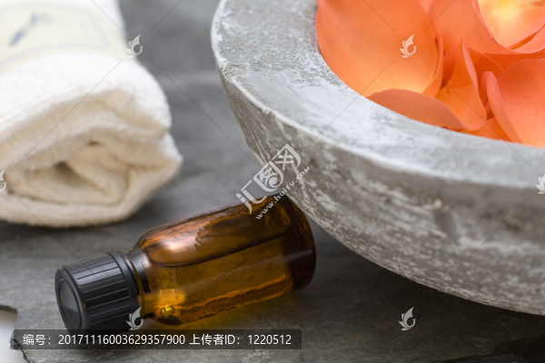 健康與花瓣和一條白色毛巾的護(hù)理產(chǎn)品