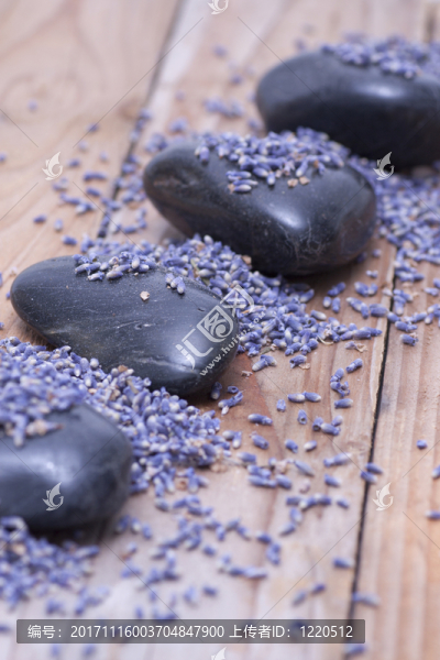 豪華與黑色石頭上的薰衣草