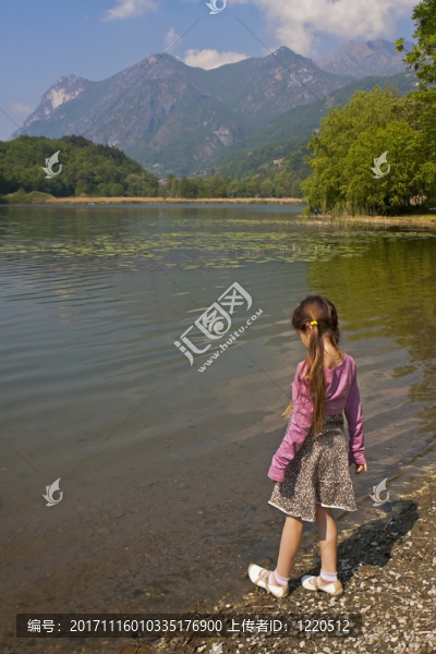 山湖上的女孩