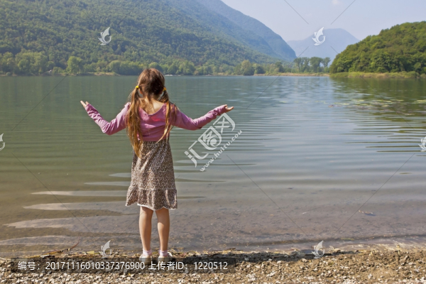女孩在山下湖