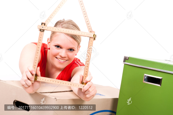 房子符號在umzugskartons之間的年輕女人