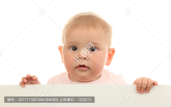 嬰兒與白色的桌子