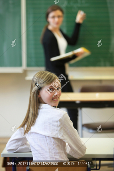 有老師的小學生在教室里