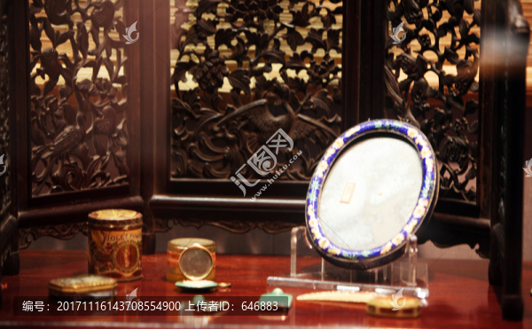 梳妝臺(tái),銅鏡