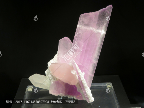鋰輝石,摩根石,水晶