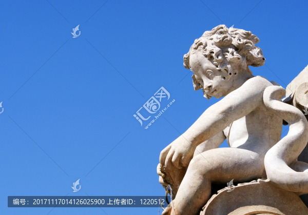 雕像和藍(lán)藍(lán)的天空