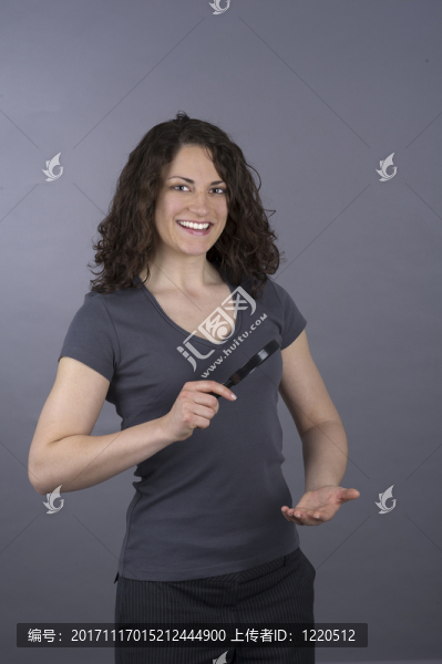 女人用放大鏡在臉前