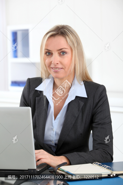 女人