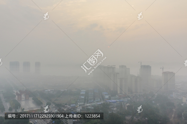 城市鳥(niǎo)瞰圖,晨霧中的城市