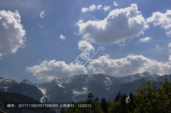 云彩在山
