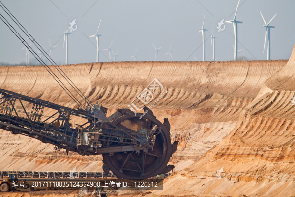 來(lái)自風(fēng)力渦輪機(jī)的garzweiler的schaufelradbagger