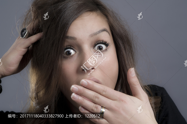 年輕女子感到震驚