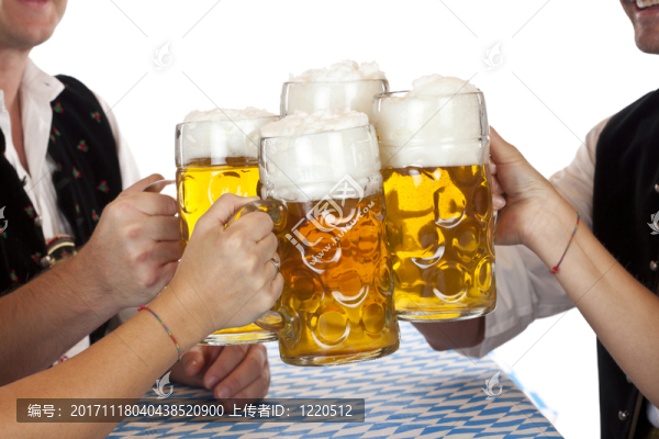巴伐利亞男人和女人在啤酒節(jié)叮當響啤酒