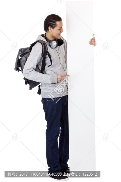 年輕人看起來(lái)并且指向廣告空間