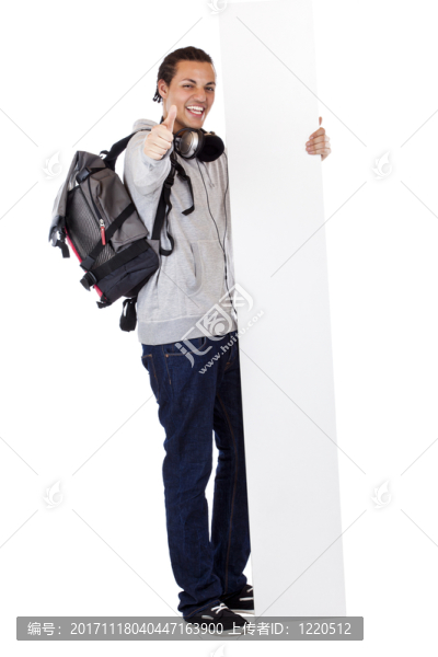 拿著贊許的廣告牌的年輕人
