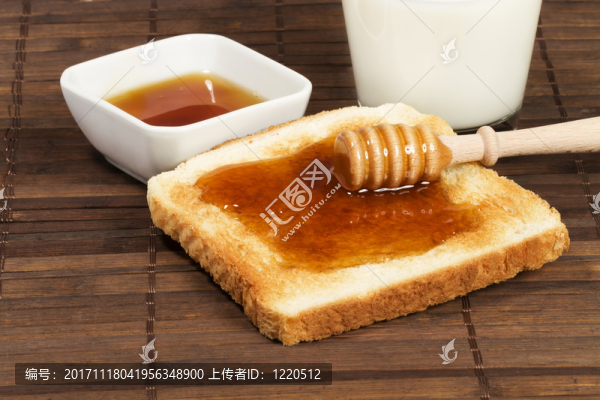 親愛的嘟嘟蜂蜜烤牛奶和一碗蜂蜜敬酒
