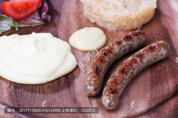 兩個(gè)香腸在木板上