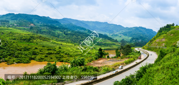 寬幅云南山地公路風(fēng)光