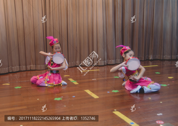 新疆舞女孩