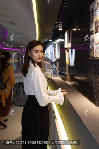 展廳的女觀眾