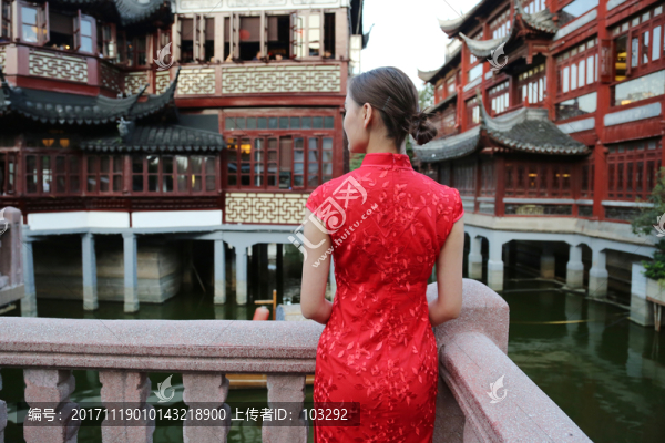 穿著紅旗袍的古鎮(zhèn)美女
