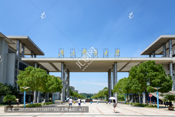 大學(xué)校門
