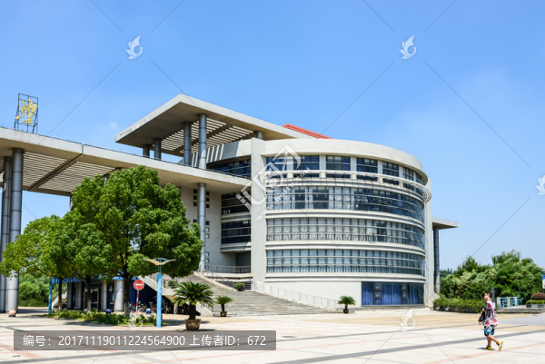 大學(xué)校門