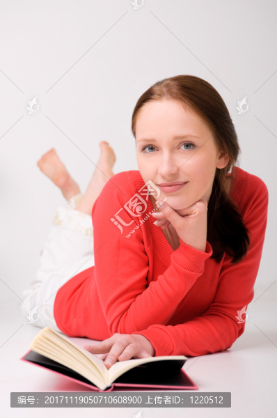有書的少婦