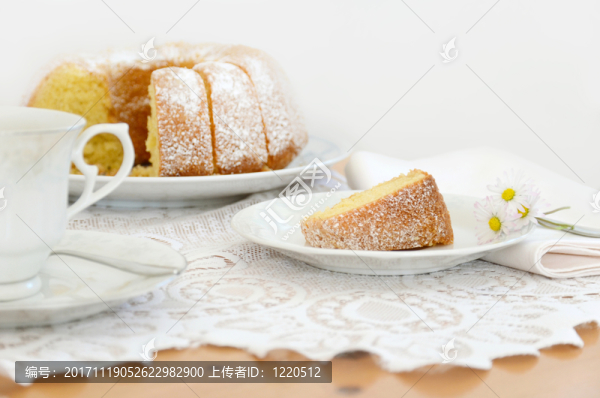 與圓環(huán)蛋糕的咖啡桌