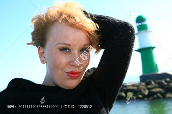 來(lái)自德國(guó)，梅克倫堡,-,前波莫瑞州，warnemünde的紅發(fā)女子肖像