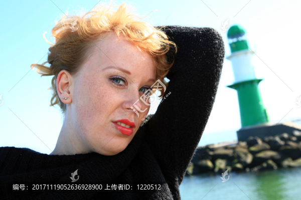 來(lái)自德國(guó)，梅克倫堡,-,前波莫瑞州，warnemünde的紅發(fā)女子肖像