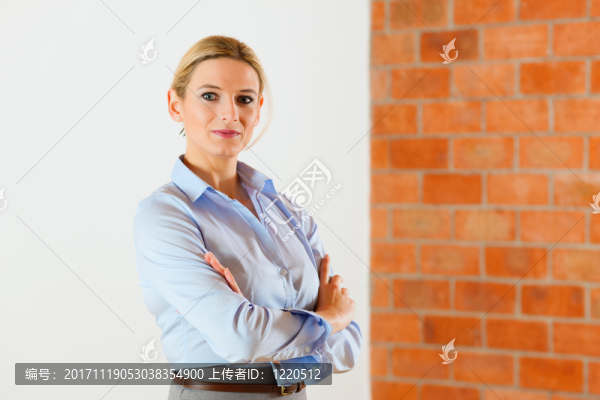 房地產(chǎn)經(jīng)紀(jì)人在一個空的公寓