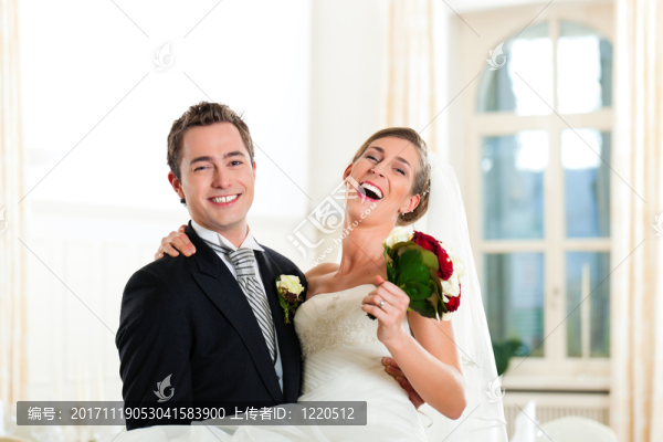 新娘和新郎在他們的婚禮上
