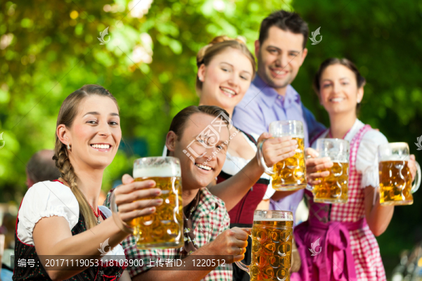 在啤酒花園,-,在biertisch上的朋友
